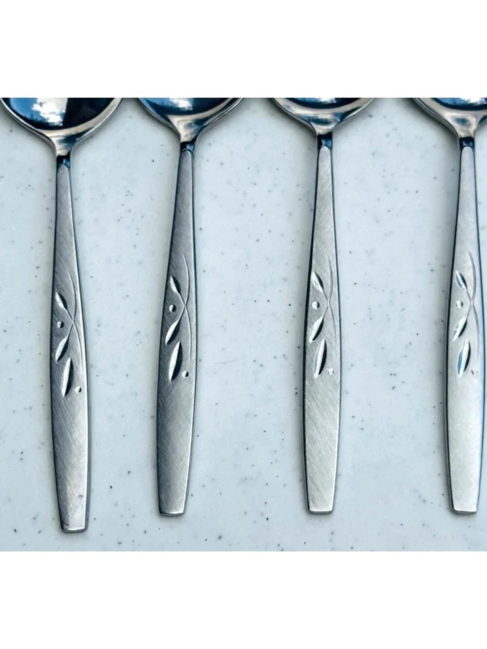4 Oneida Heirloom Cube WILL O’ WISP Place Oval Soup Spoons Stainless Steel